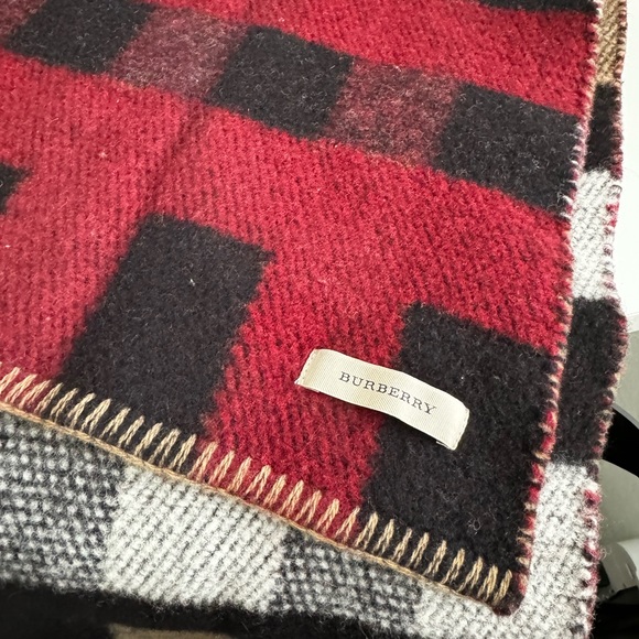 Burberry Wool Cashmere Half Mega Blanket Scarf - Brand New - Picture 4 of 7